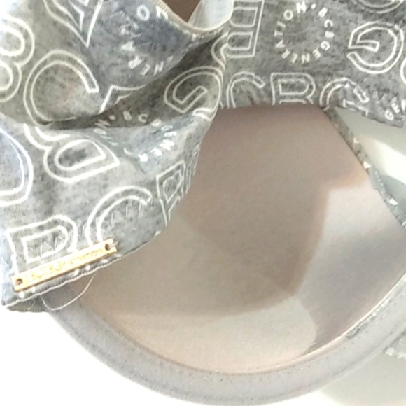 108 BCBGeneration GRAY & WHITE LITE LIFT FLAWLESS FIT BRA SIZE 40DD NWOT - Picture 3 of 5